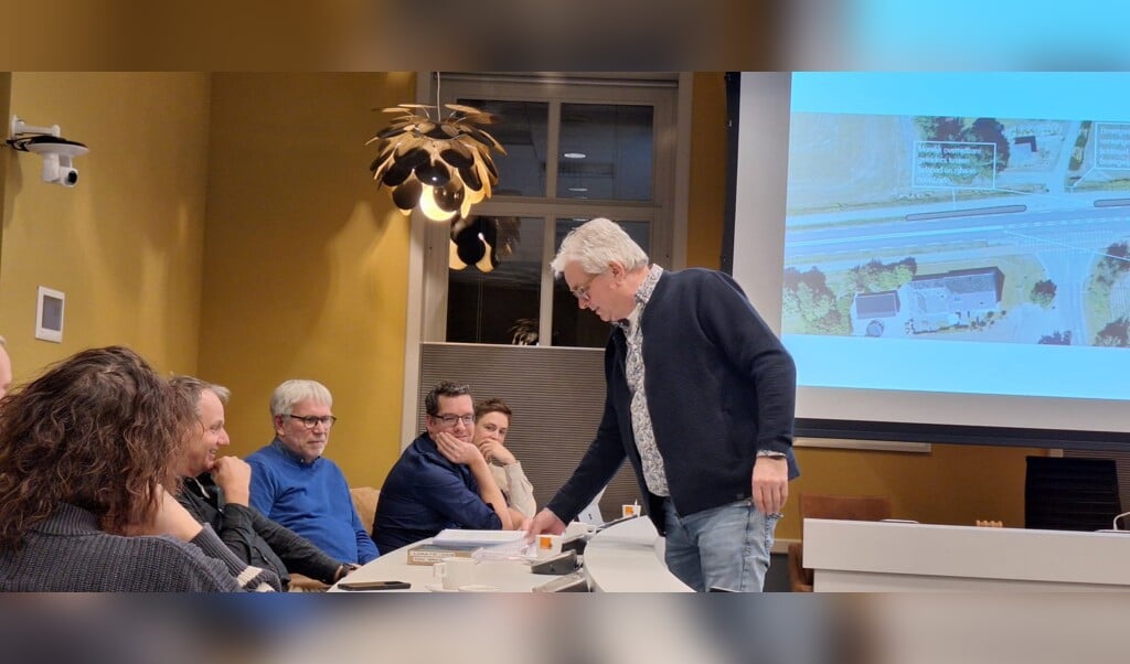 Raadslid Assink biedt de 'veiligheidssleutel' aan. Foto: PR CDA Aalten-Dinxperlo