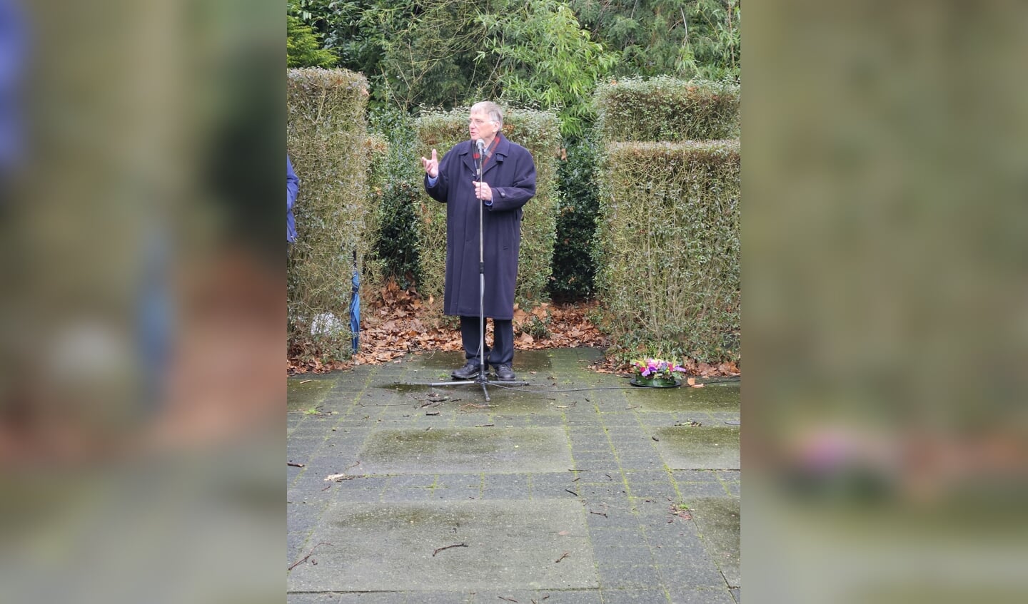 Frits van Lochem van de oudheidkunde vereniging opent herdenking van oorlogsslachtoffers Johan en Anton Schulte.