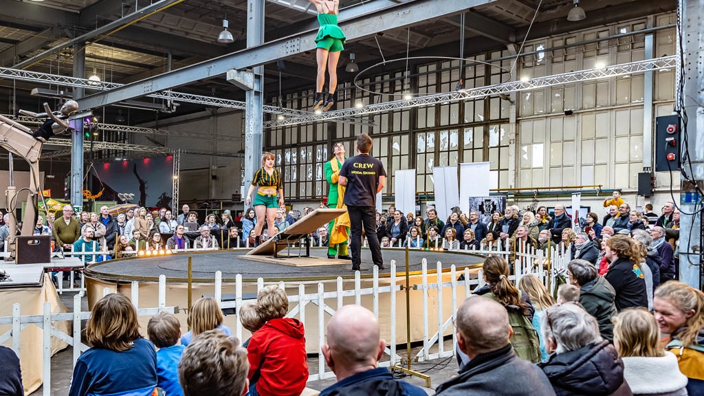 Het publiek vermaakt zich met acrobatengroep Hirondelles. 
