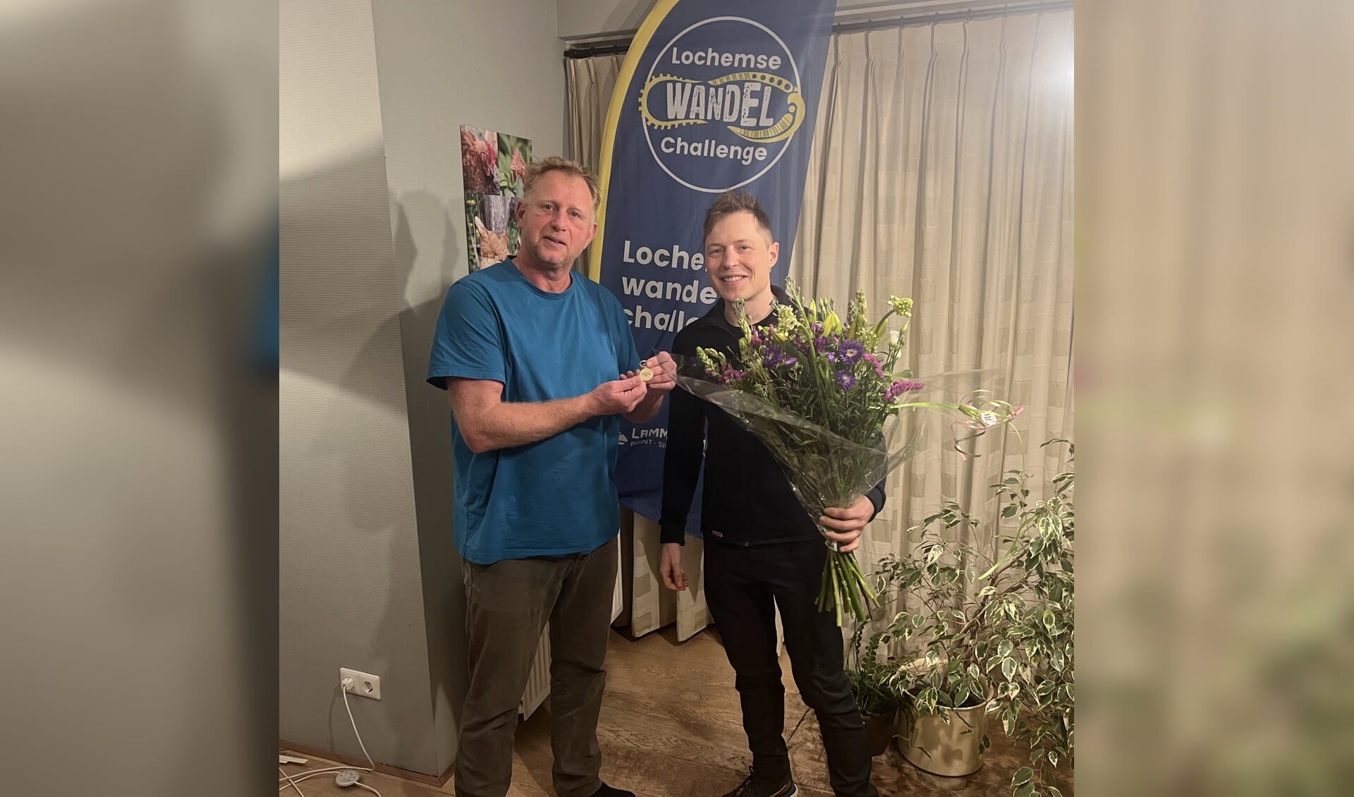 Henry Oost (l) ontvangt de Lochemse sportpenning uit handen van Ruben Dinkelman (Nederlands kampioen survivalrun). Foto: Mariëlle Frielinck