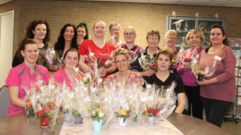 De dames van de afdeling Veldhorst werden allemaal in de bloemetjes gezet door Eduard en Marietje Besselink. Foto: Arjen Dieperink
