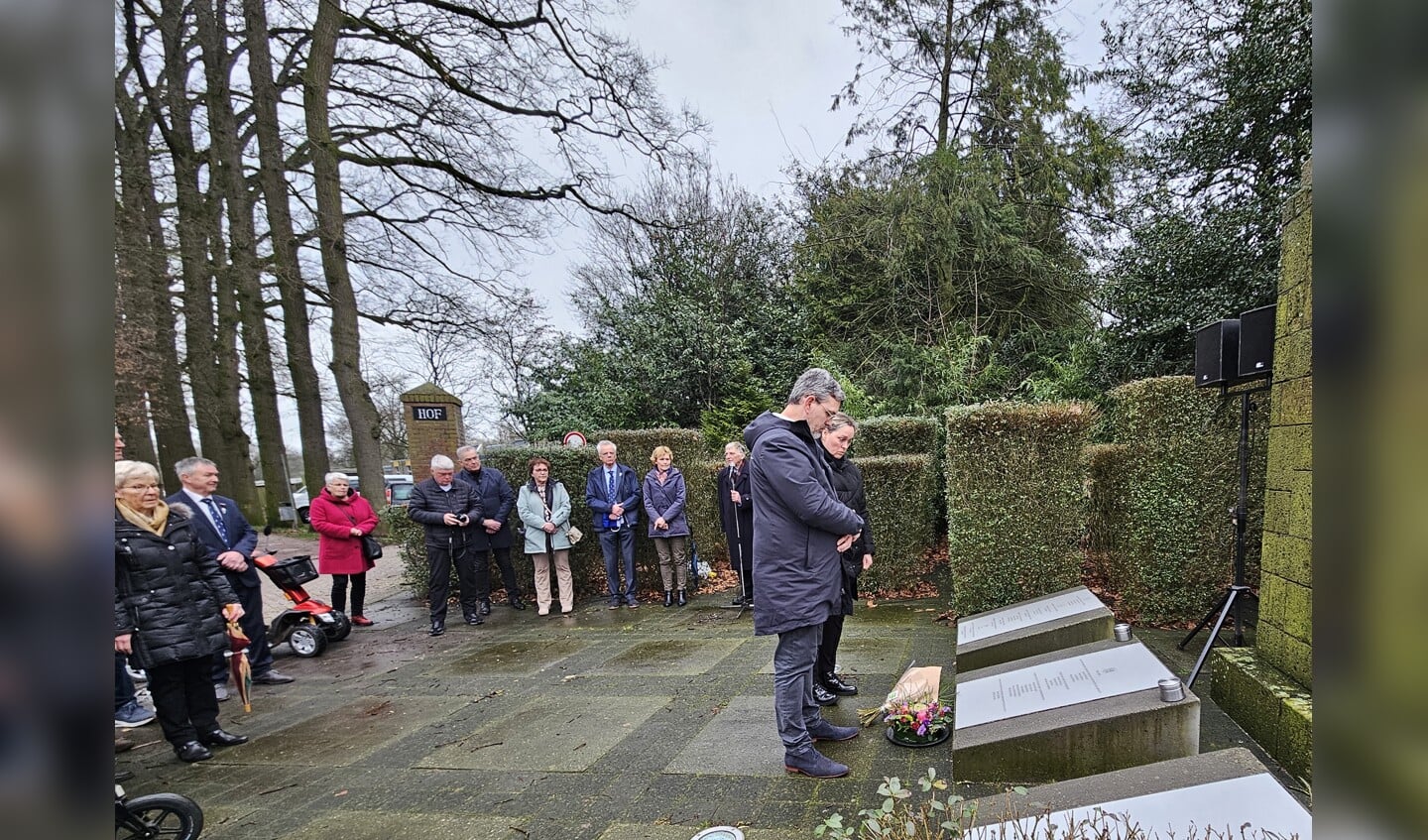Familie eert bijgeschreven oorlogsschatoffers op monument oorlogsmonument aan de Dijkstraat.