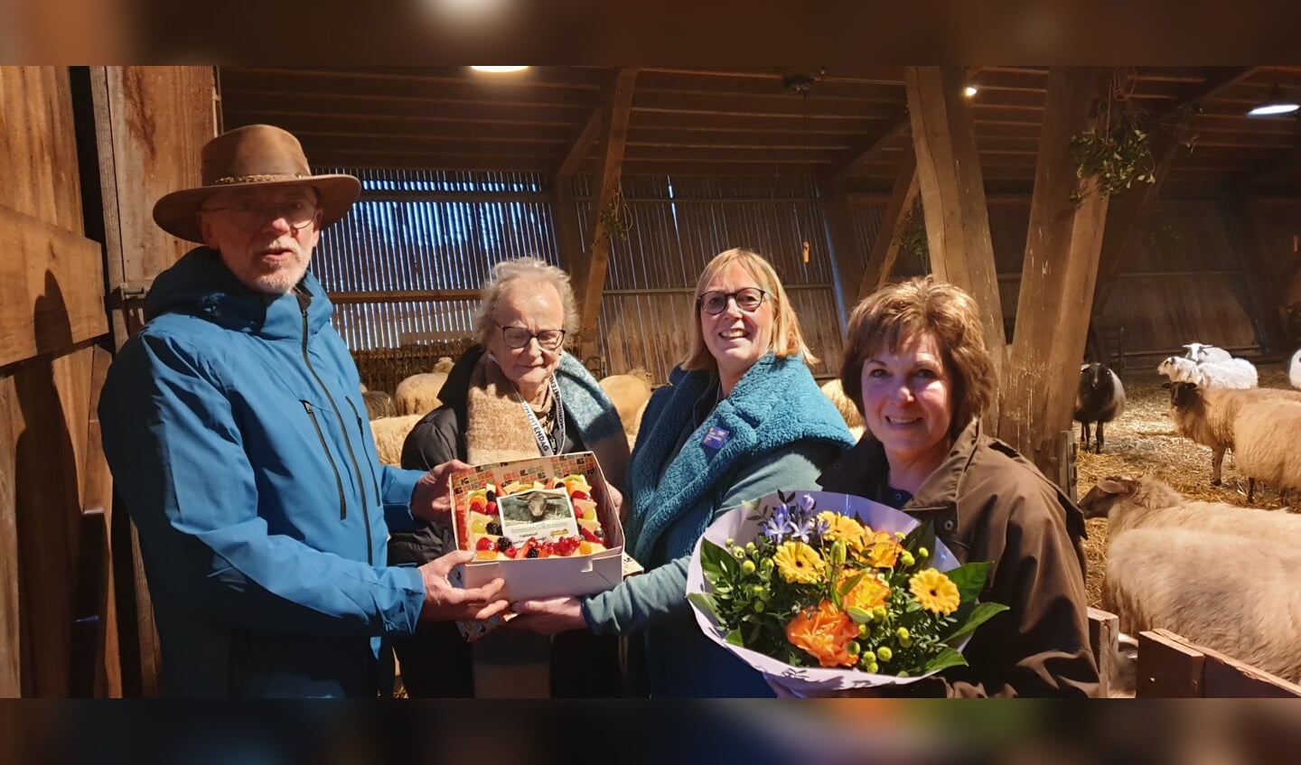 Taart en bloemen voor de schaapherders Harrie (l) en Elly Jansen (r). Foto: PR