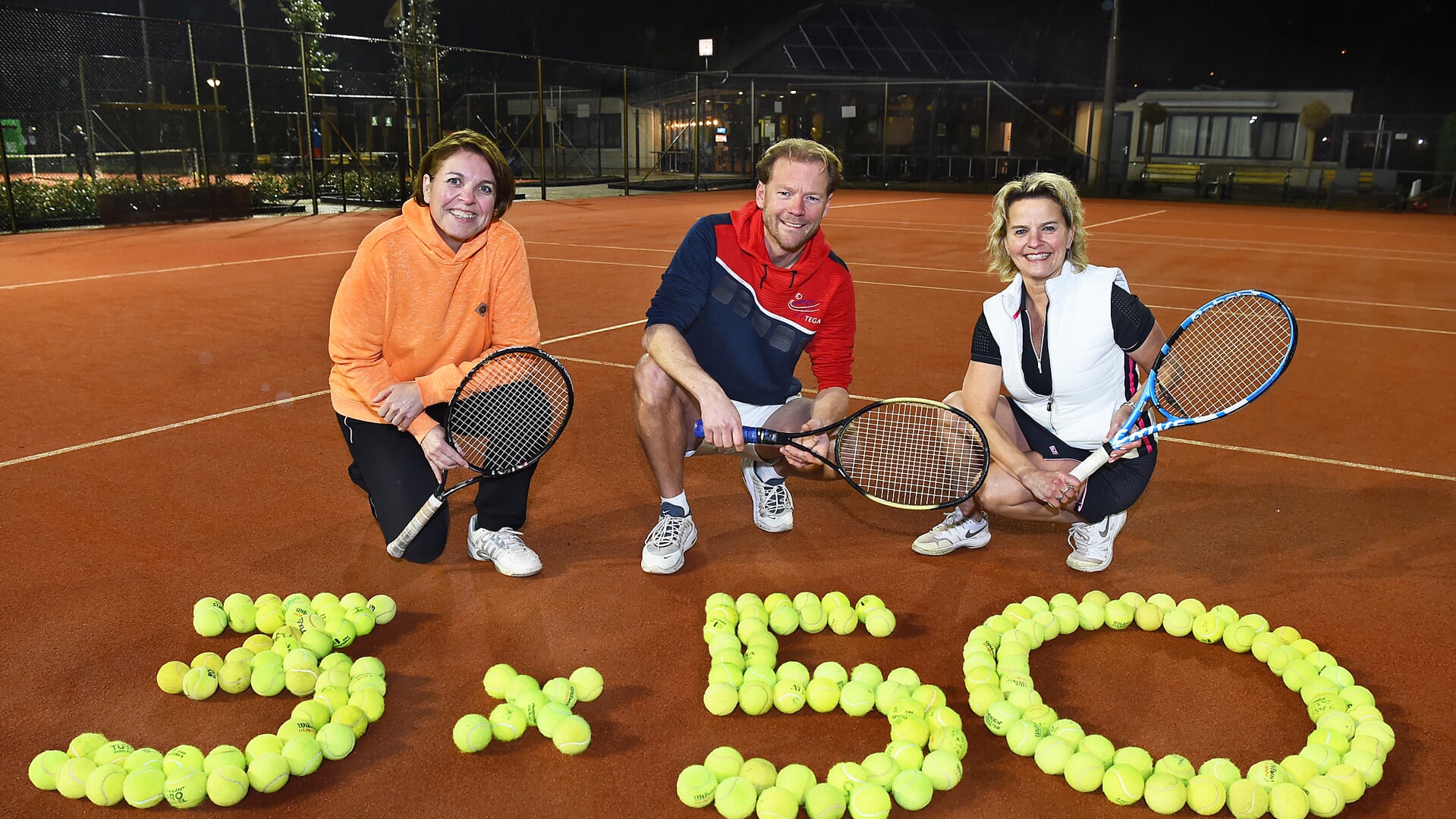 Vlnr Anne Kaal, Marcel van Dijk en Lidy Lueb op de tennisbaan bij TC Zuid. Foto: Roel Kleinpenning