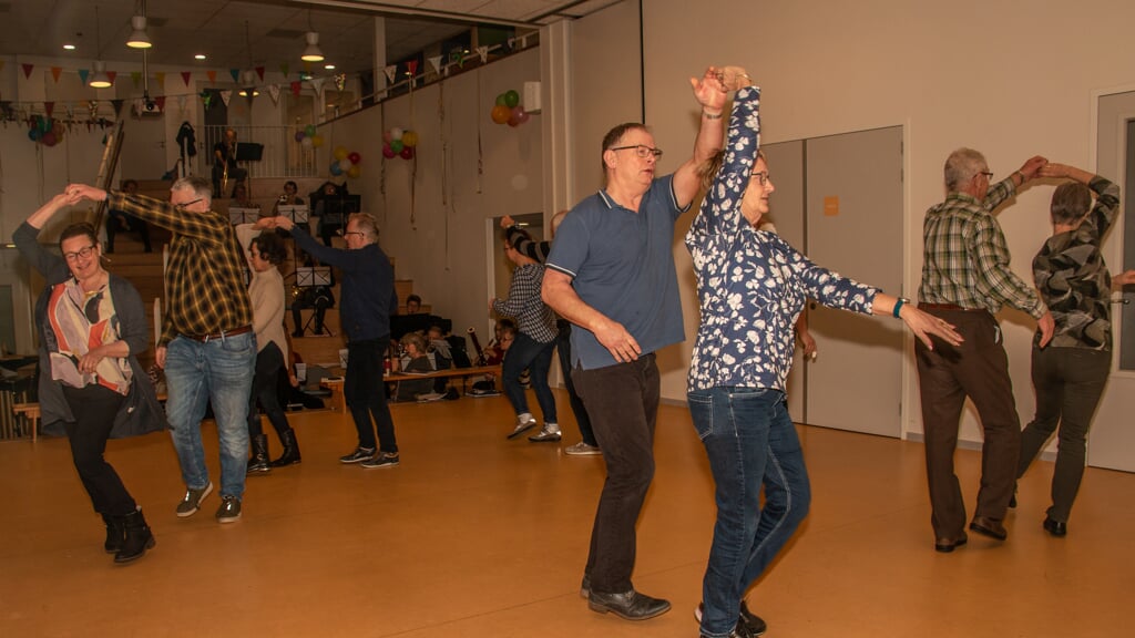 Nieuw Leven Steenderen repeteert met Jaren ’50 dansgroep De iesselschotsers voor het concert op 2 maart. Foto: Liesbeth Spaansen