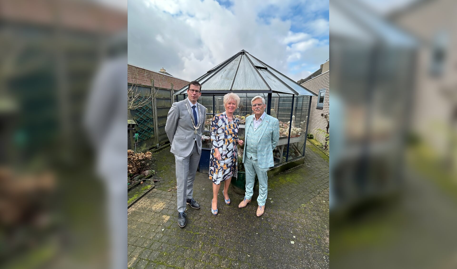 Burgemeester Joost van Oostrum kwam maandag Henk en Ellie Viscaal feliciteren met hun zestigjarig huwelijk. Foto: Sander de Gier