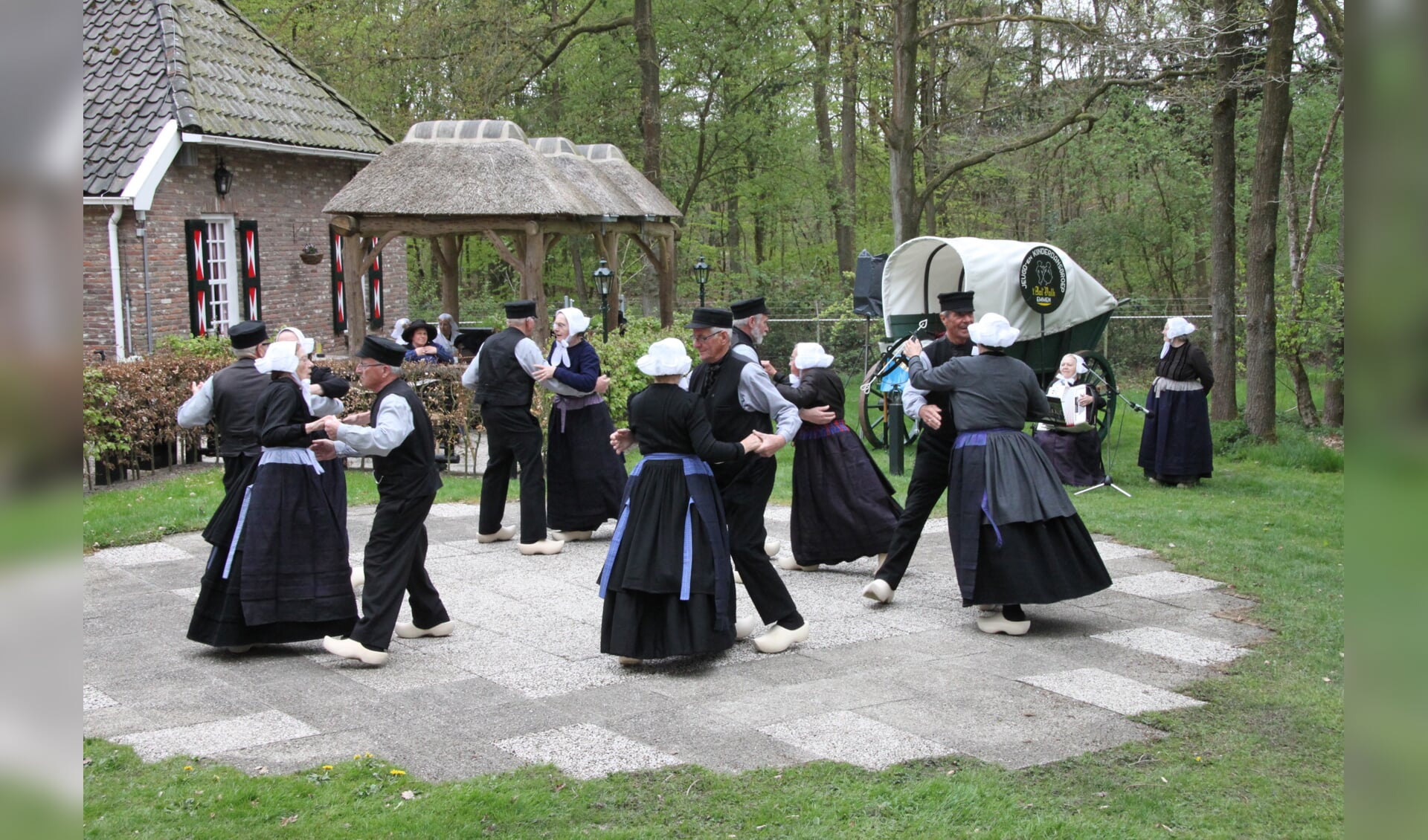 Optreden van De Borculose Lebbebruggedansers. Foto: PR
