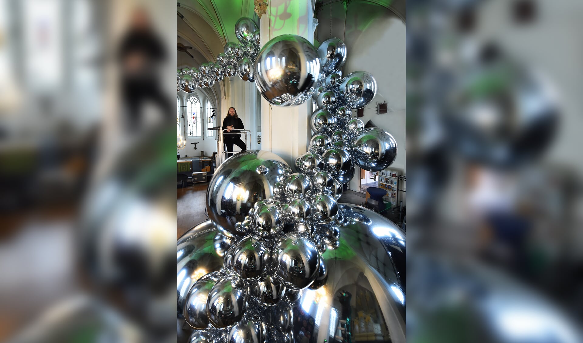 Guido Verhoef met spiegelballonnen. Foto: Roel Kleinpenning
