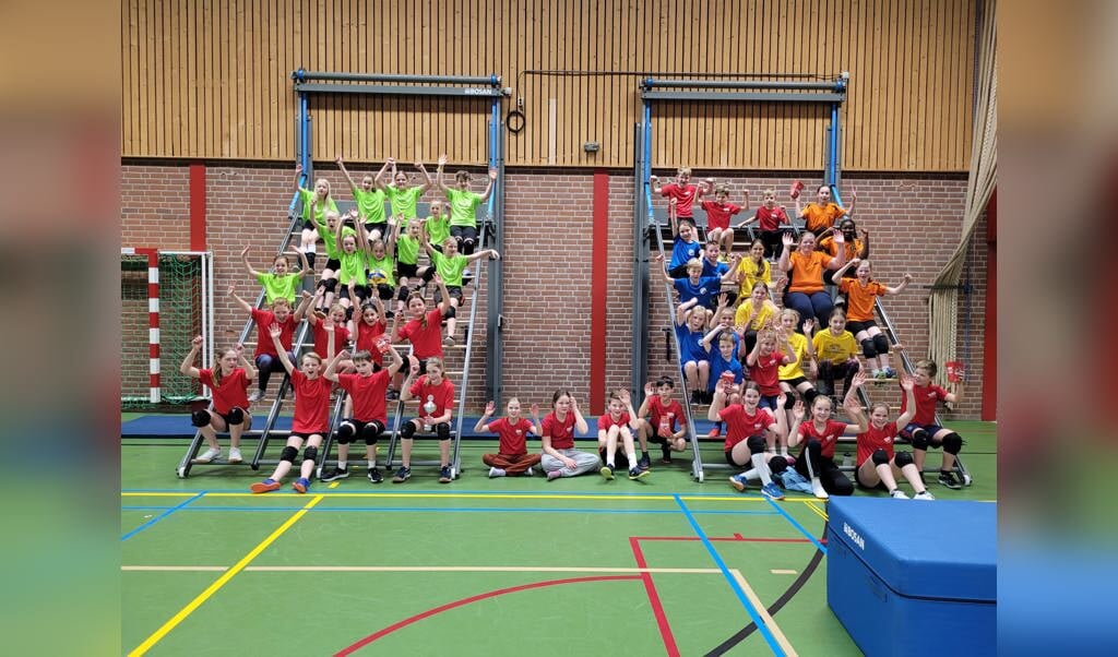 De deelnemers aan het schoolvolleybaltoernooi hebben er zin in. Foto: Kim Hanselman