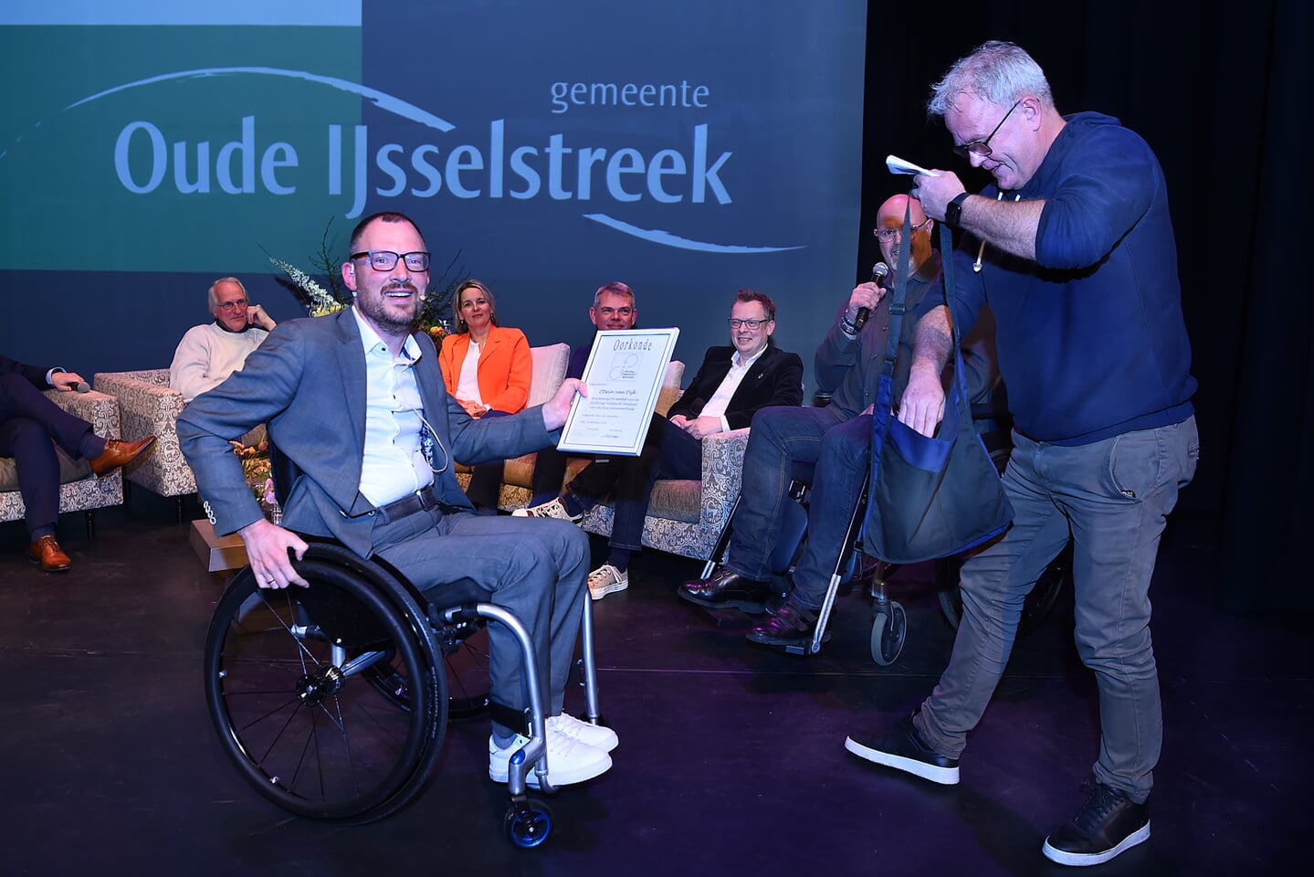 Burgemeester Van Dijk wordt door martin Reijntjes benoemd tot erelid van de werkgroep Onbeperkt Meedoen. 