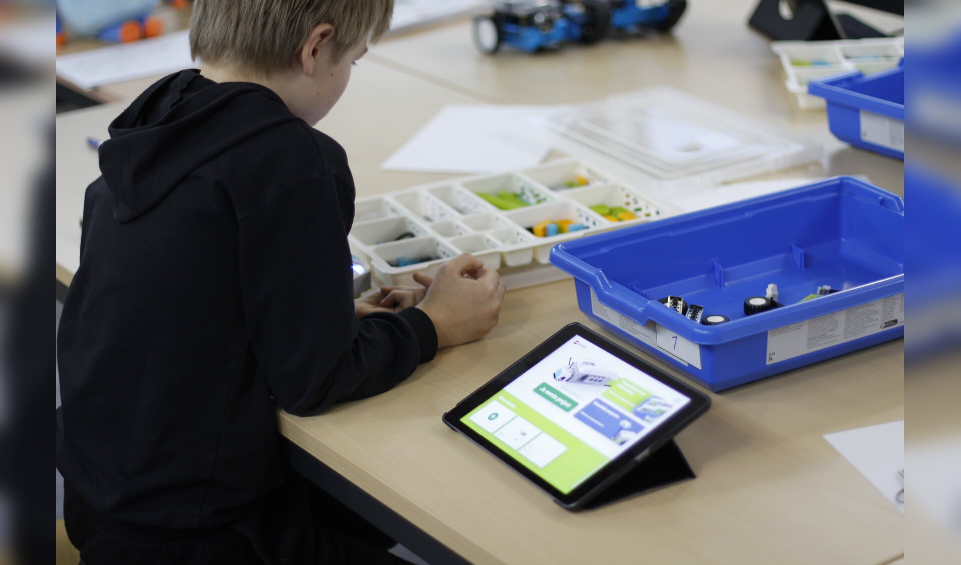 In BIEBlab kunnen de deelnemers aan de slag met LEGO WeDo om een werkende robot te maken. Foto: PR