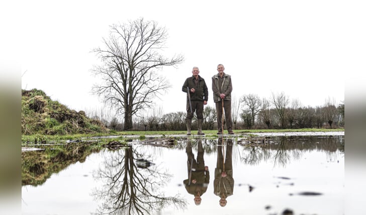 Henk Gosselink (rechts) en Harrie Jansen gingen jarenlang samen op pad in hun jachtgebied tussen Steenderen en Toldijk. Foto’s: Luuk Stam