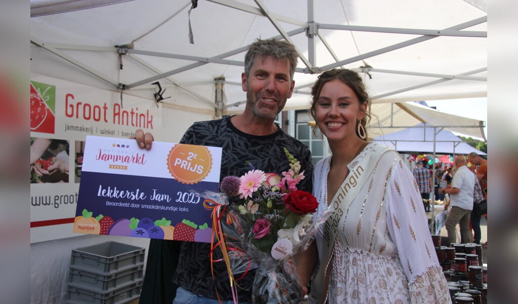Jamkoningin Fabiën met de winnaar van de tweede prijs ‘lekkerste jam 2023’ op de Nationale Jammarkt in Neede. Foto: Priscilla Duin/Nationale Jammarkt