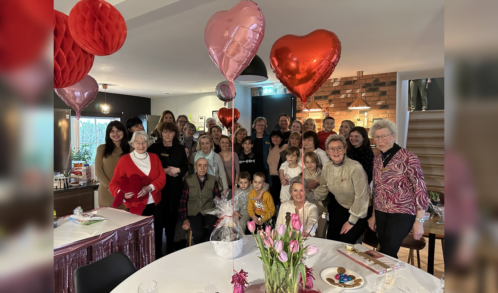 De dames van serviceclub Inner Wheel Barchem organiseerden een gezellige middag voor de groep Oekraïners. Foto: PR