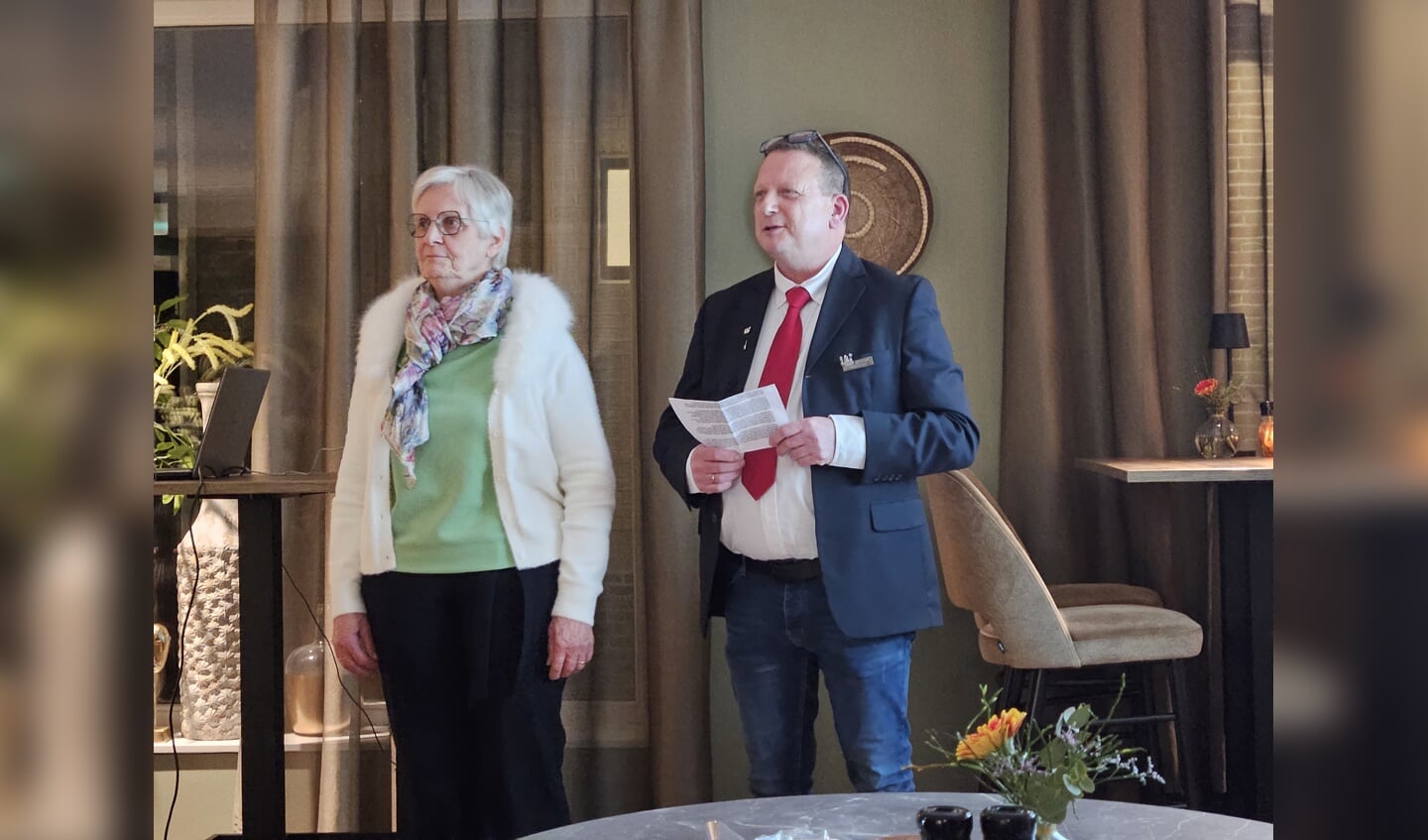 De nieuwe voorzitter Stef Bouwmeester heet Betsy Hummelink welkom als nieuw geestelijk adviseur van de Schutterij. Foto: Dinès Quist 