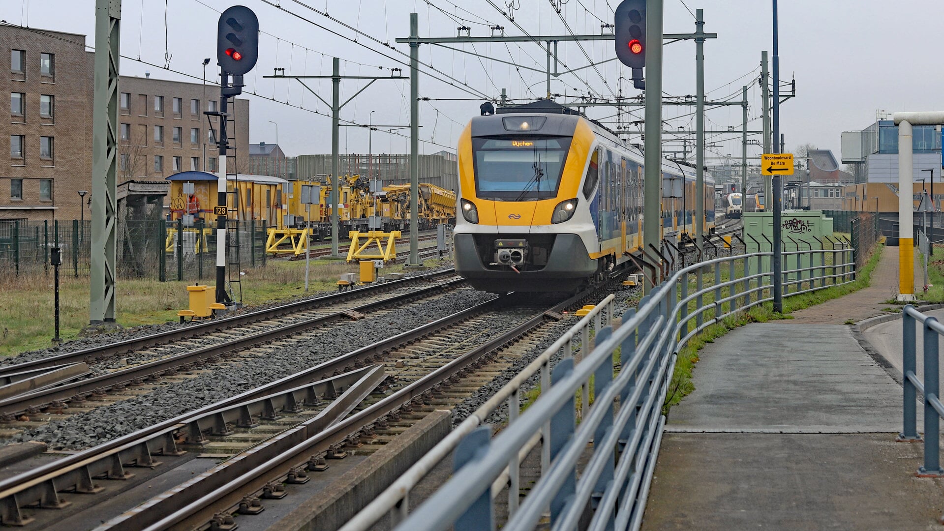 Een stoptrein kort na vertrek vanaf station Zutphen richting Arnhem. De laatste trein in omgekeerde richting vertrekt om 0.21 uur uit Arnhem. Dat moet later, vindt de Zutphense Jongerenraad. Foto: Sander Grootendorst