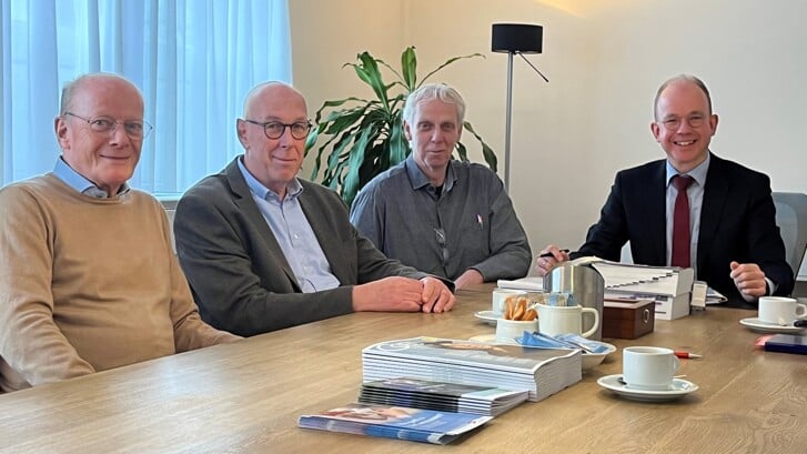 Henk Hollak, penningmeester, Bert Elschot, voorzitter, Wim Derksen, secretaris en Jeroen Blankestijn, notaris (v.l.n.r.). Foto: PR
