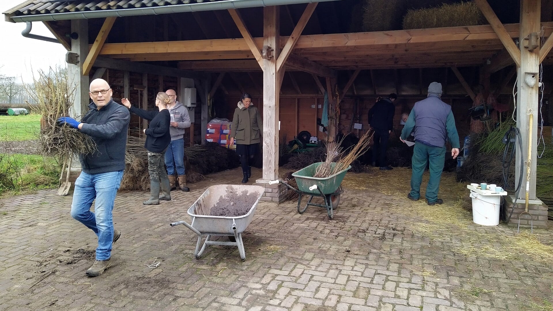 De deelnemers zijn druk met het plantgoed. Foto: Frank van Heijst