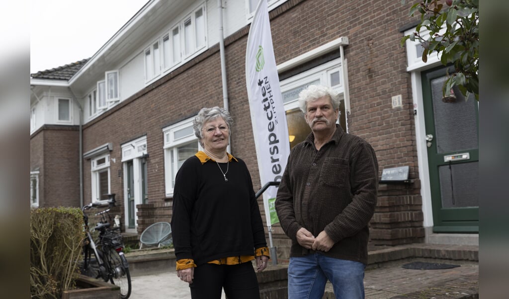 Yvonne Hendriks en Henk Kuipers voor Weg naar Laren 61, een inloophuis voor de bewoners van de wijk Noordveen. Foto: Patrick van Gemert/Zutphens Persbureau