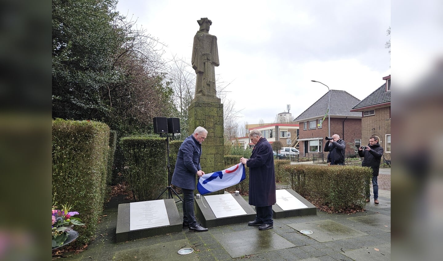 links wethouder Arjen Schutte en Frits van Lochem onthullen bijgeschreven namen op herdenkings-plaquette. 