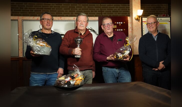 Vlnr: Kor van der Stelt (2e), Arend Pannekoek (1e), Herman Sellink (3e) en Marcel Ruesen (4e). Foto: Frank Vinkenvleugel