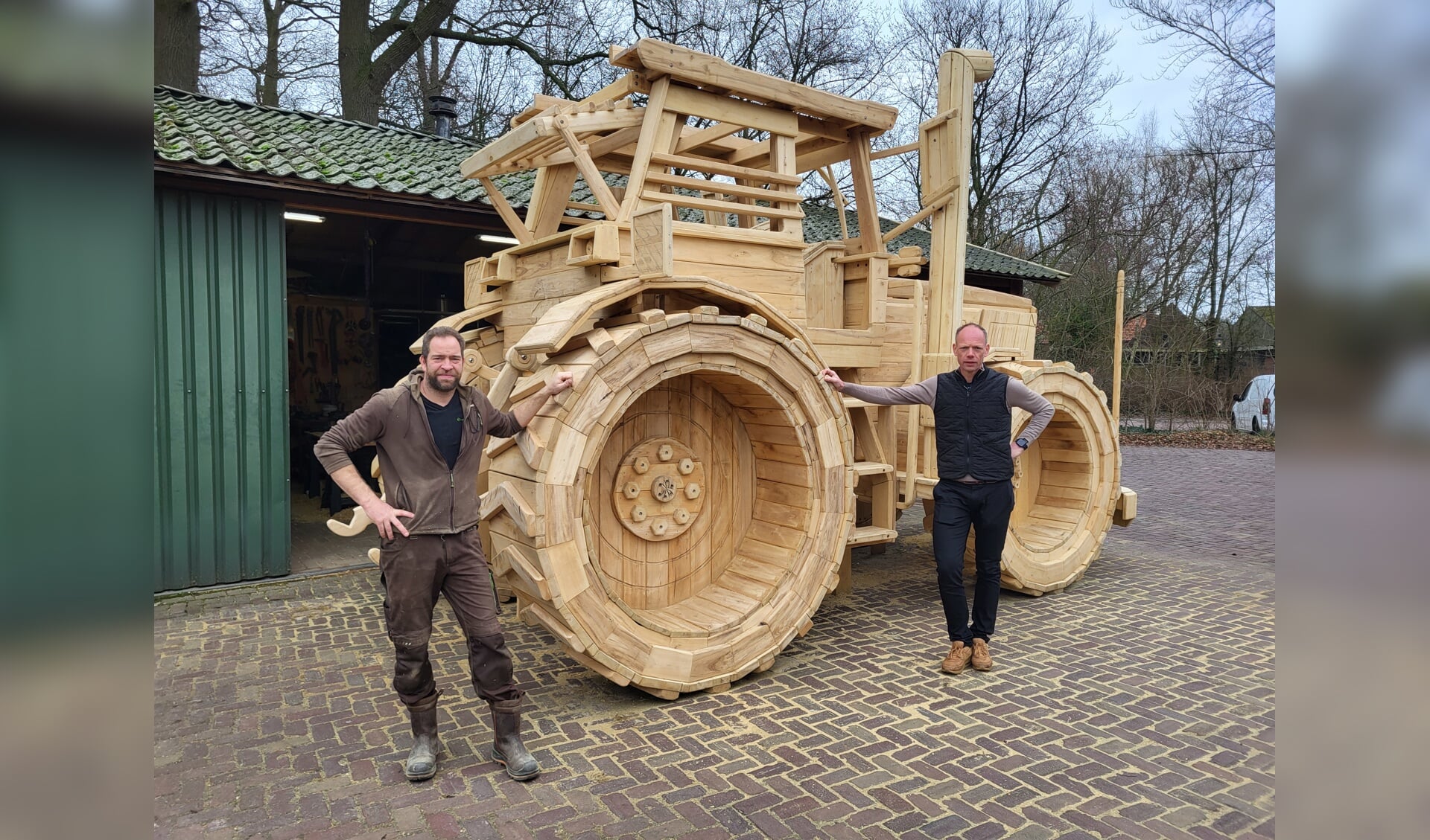 Bjorn (links) en Arnold bij de houten John Deere. Foto: Mark Ebbers