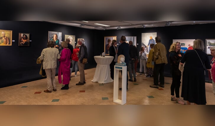 In de expositieruimte in De Smidse wordt voor de derde keer een bijzondere kunstexpositie met zo’n 35 schilderijen en beelden georganiseerd. Foto:  Louis Swart Fotografie