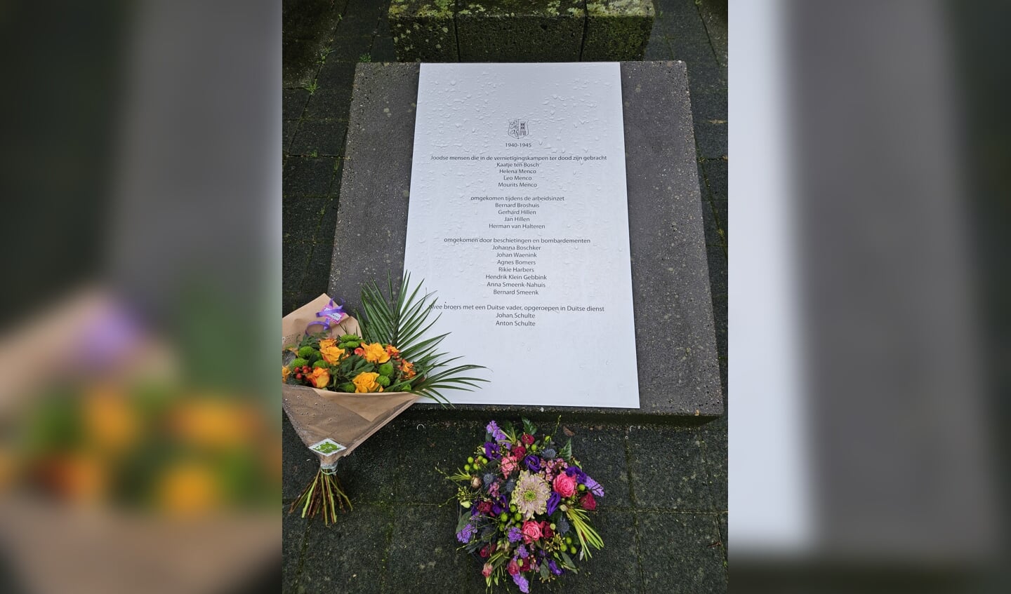 Oorlogsslschtoffers Anton en Johan Schulte zijn bijgeschreven op de plaquette van monument bij de Dijkstraat.