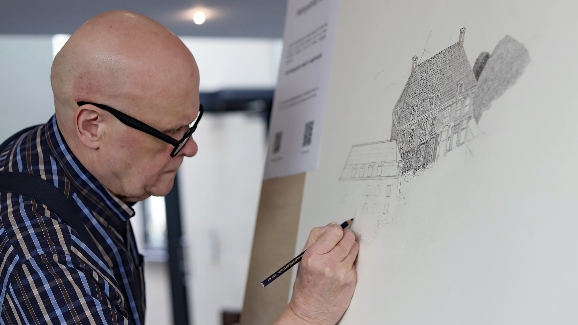 Henk Bouwman verwacht dat hij ongeveer een jaar nodig heeft om de tekening van het hotel te voltooien. Foto: Sander Grootendorst