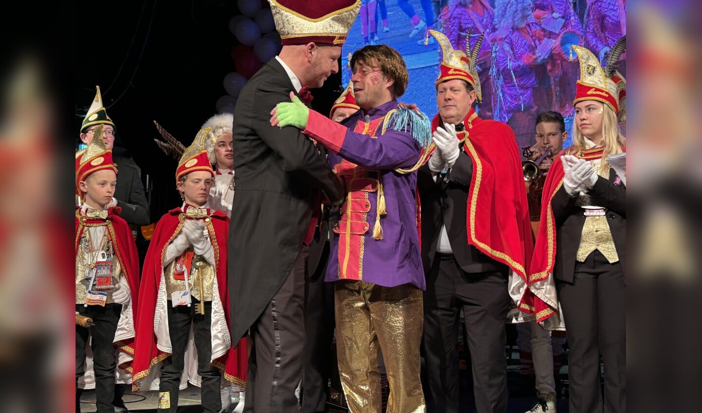 Mike Ruikers is zichtbaar verrast met het Gouden Knunneke dat hem door president Maarten Kooiker wordt uitgereikt. 