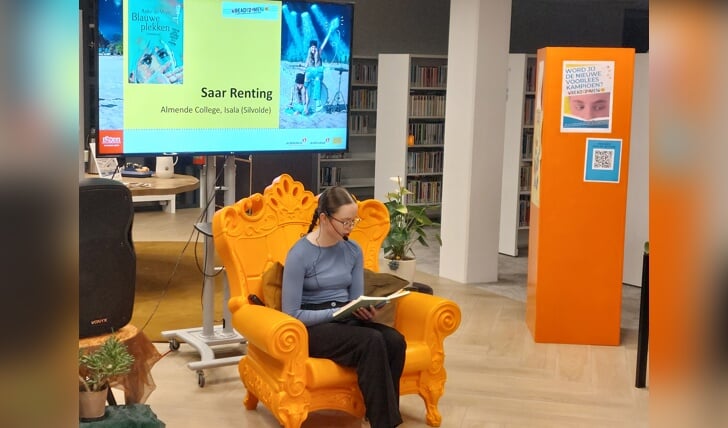 Saar Renting leest voor in de bibliotheek Aalten. Foto: PR