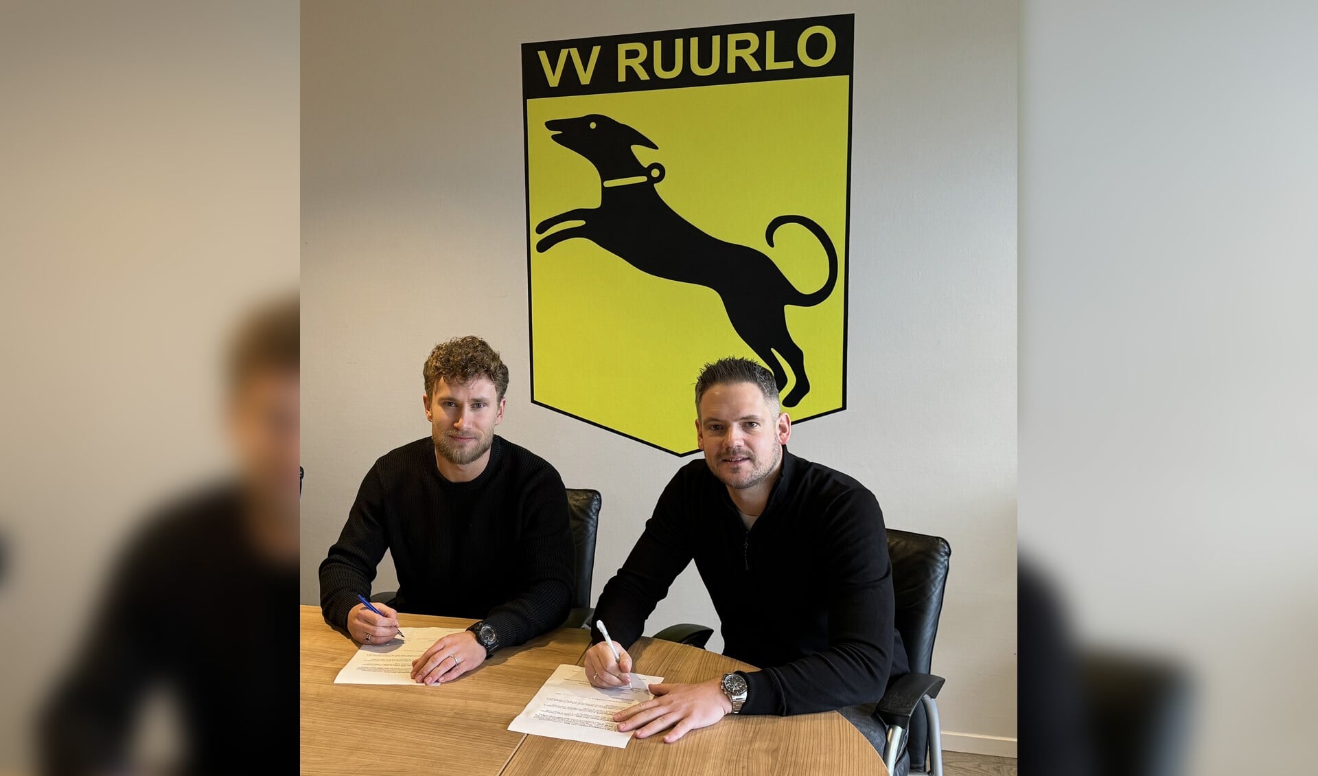 de nieuwe trainer voor volgend seizoen Martijn Prinsen (l) en Niek Sprukkelhorst van de Technische Commissie van VV Ruurlo ondertekenen het contract. Foto: PR