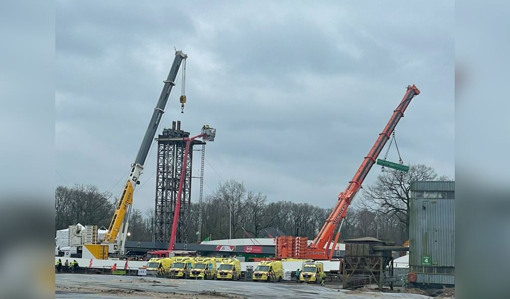 Ambulances ter plekke op de bouwplaats. Foto: Henri Bruntink