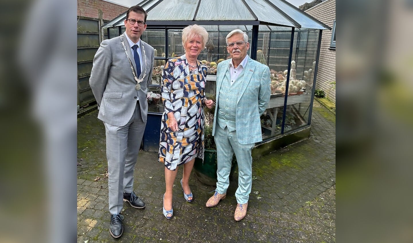 Burgemeester Joost van Oostrum kwam maandag Henk en Ellie Viscaal feliciteren met hun zestigjarig huwelijk. Foto: Sander de Gier 