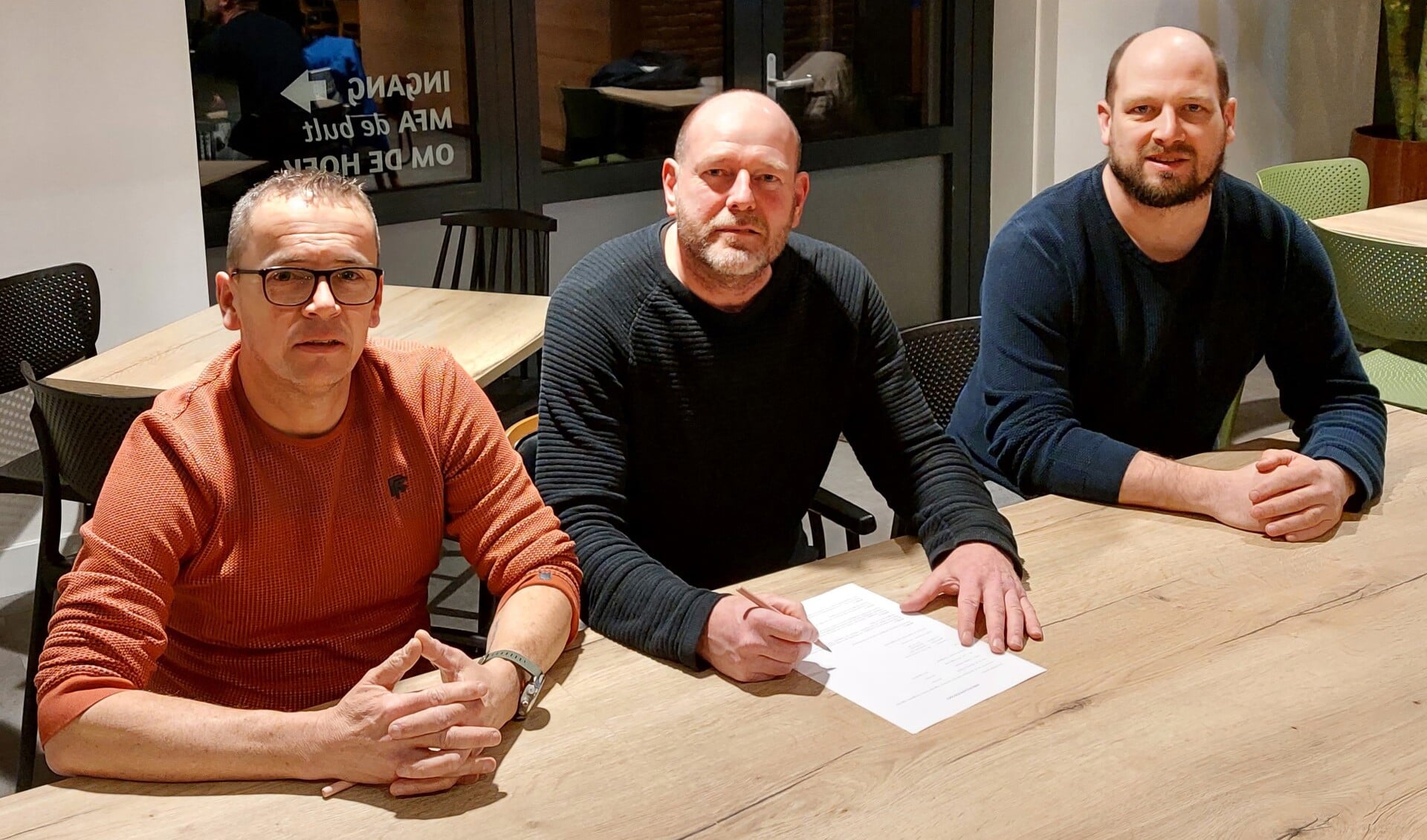 Patrick Visser (midden) tekende afgelopen weekend zijn contract bij KSV. Links voorzitter Marthijn Ubbink en rechts technische commissielid Pascal Wolterink. Foto: PR KSV