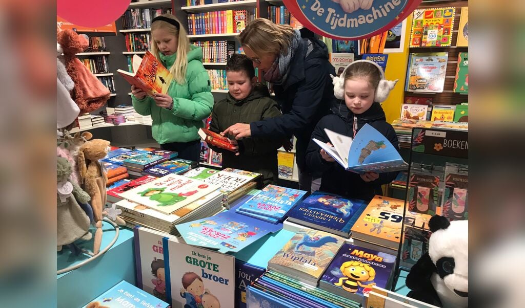 De leerlingen van de Kisveldschool mochten in de boekhandel zelf de boeken uitzoeken die besteld worden met een deel van het kerstmarktgeld. Foto: PR