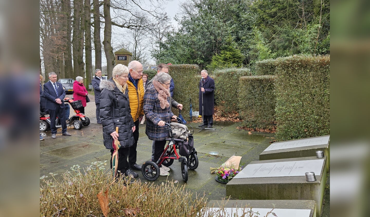 Familie eert bijgeschreven oorlogsschatoffers op monument  oorlogsmonument aan de Dijkstraat 