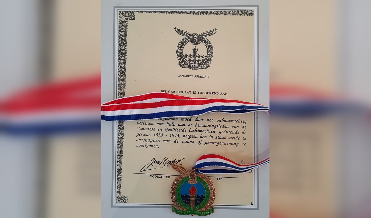 Oorkonde en medaille van een Zelhemse verzetsvrouw, aangevraagd door een Canadese vliegenier die bij haar een onderduikadres vond. Foto: Bert Schieven