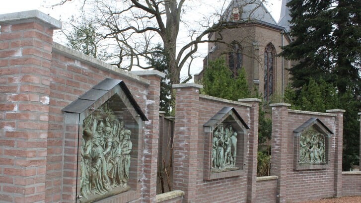 Drie van de 14 kruiswegstaties op het kerkhof bij de H. Agathakerk. Foto: Beheercommissie H. Agatha Harreveld