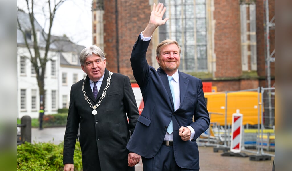 Koning Willem-Alexander arriveerde dinsdagmorgen in Zutphen. Burgemeester Wimar Jaeger heette hem welkom. Foto: Frank Mossink