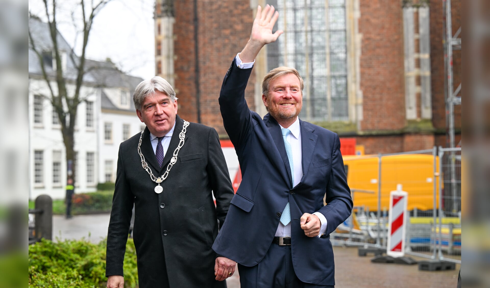 Koning Willem-Alexander arriveerde dinsdagmorgen in Zutphen. Burgemeester Wimar Jaeger heette hem welkom. Foto: Frank Mossink