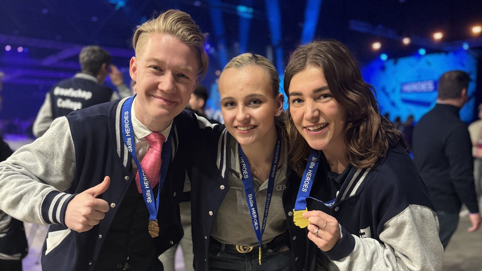 Vlnr: Sybren Roukema, Julia Jurriëns en Isa Domhof met hun medailles. Foto: PR