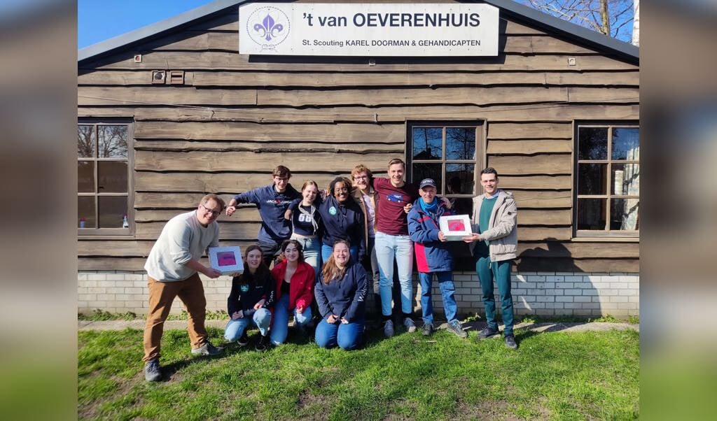 De leiding van Scoutinggroep Karel Doorman werd dit weekend verrast met een rode taart van PvdA Zutphen-Warnsveld. Foto: PR