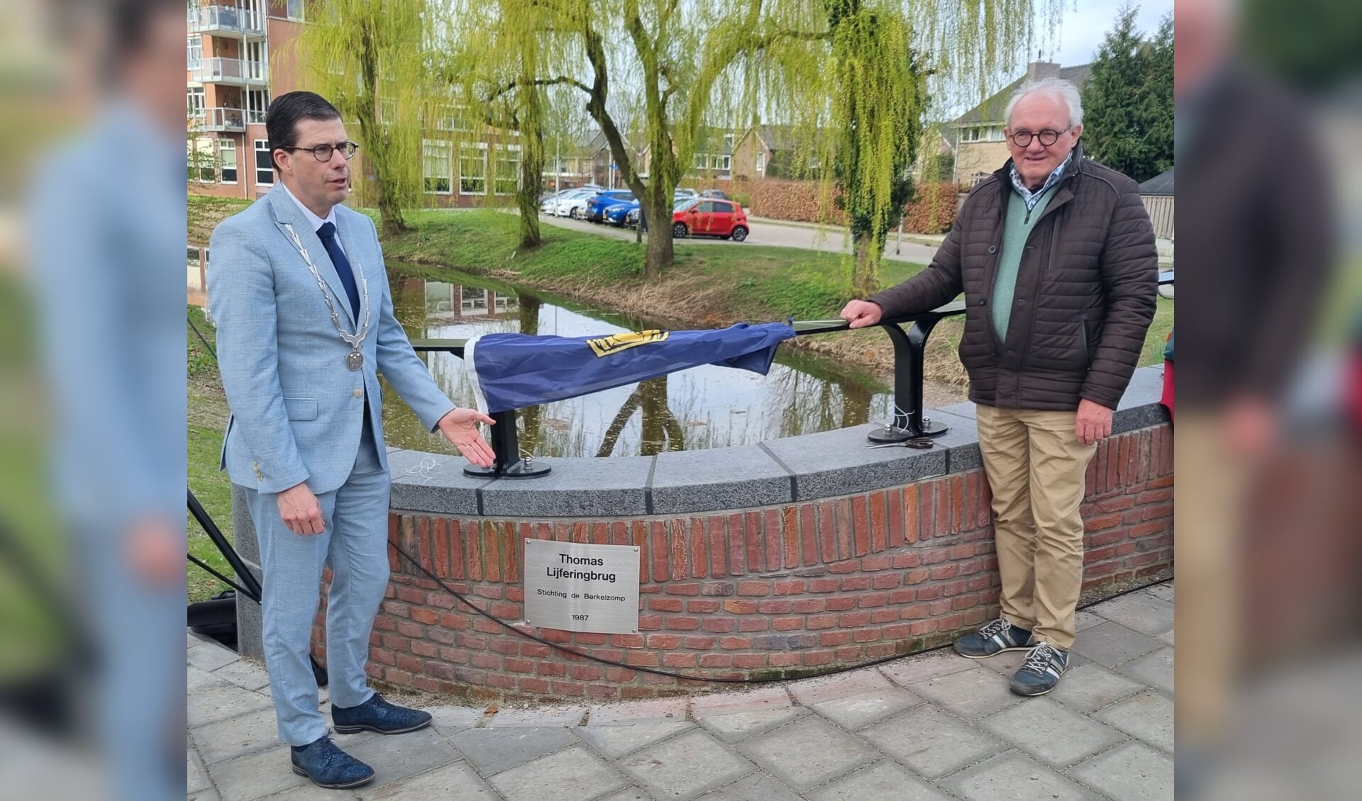 Onthulling van het naamschild door burgemeester Joost van Oostrum (l) en Berkelschipper Herman ten Brinkhof. Foto: Rob Weeber