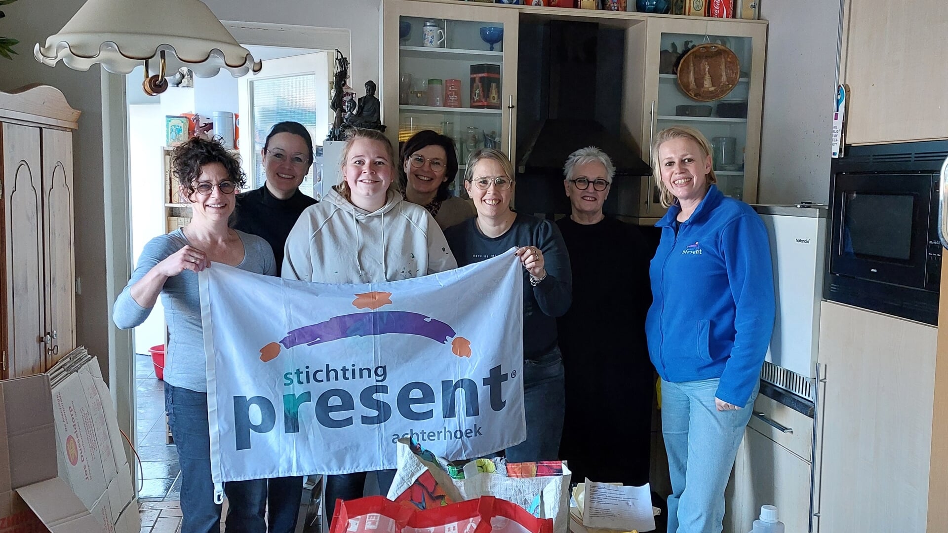 De zes vrijwilligsters van de familie Busch. Rechts projectcoördinator Natasja te Linde van Present Winterswijk. Foto: Present Winterswijk
