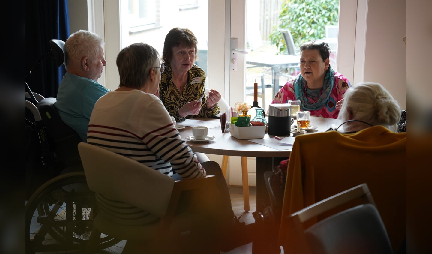 Thea Meinen in gesprek tijdens de boekenweekbijeenkomst. Foto: Frank Vinkenvleugel