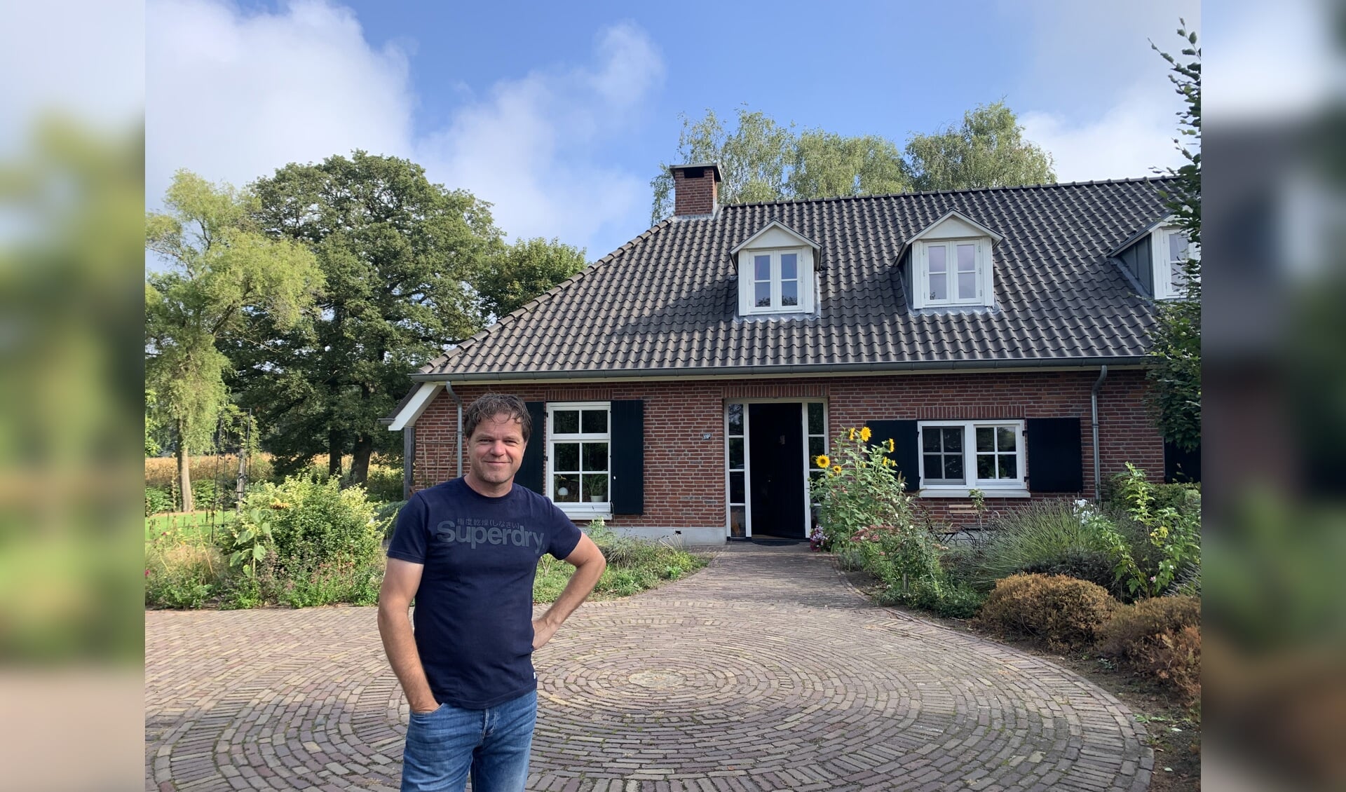 Huiseigenaar Philip uit Lochem voor zijn woning. Foto: PR