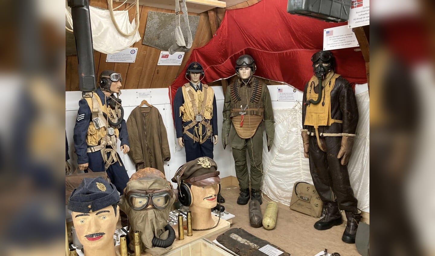 Uniformen van vliegeniers maken deel uit van de verzameling die te zien is in het Zelhems historisch oorlogsmuseum. Foto: Bert Schieven