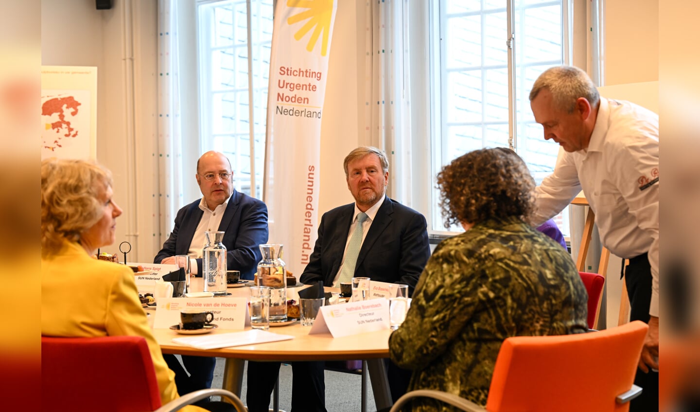 Willem-Alexander nam deel aan drie korte rondetafelbijeenkomsten. Foto: Frank Mossink
