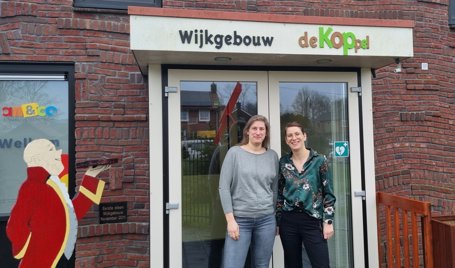 Willemijn Schutte van Wijkgebouw De Koppel en Soraya Wittebroek (r) van Speeltuin De Koppel. Foto: Rob Weeber